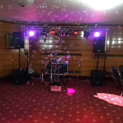 Masina de baloane in functiune cu lumini mov