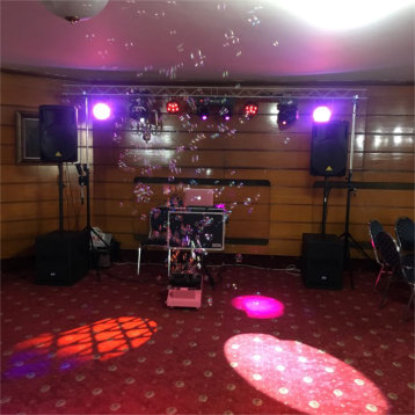 Masina de baloane in functiune cu lumini mov si rosii