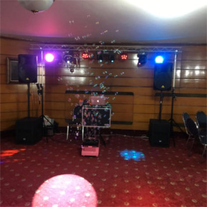 Masina de baloane in functiune cu lumini mov si albastru