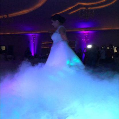 Mireasa la nunta cu efect de fum greu la picioare