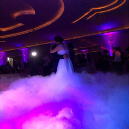 Miri dansand invaluiti de gheata carbonica