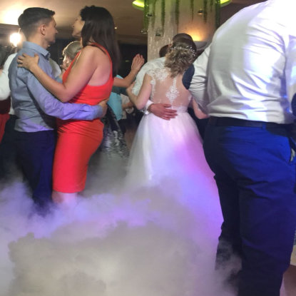 Efect de gheata carbonica printre perechi dansand la nunta