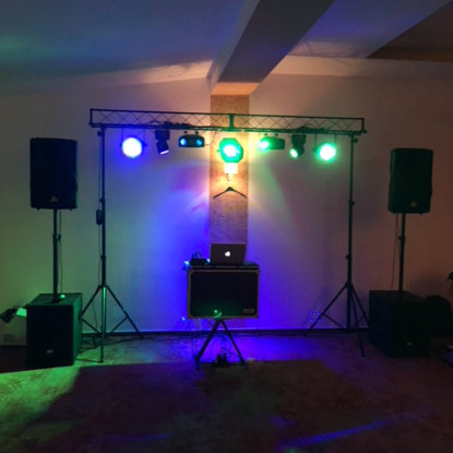 Schela de lumini mov si rosu