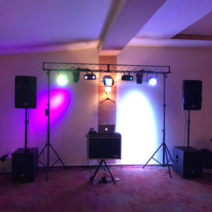 Schela de lumini rosii, albastre si moving head rosii