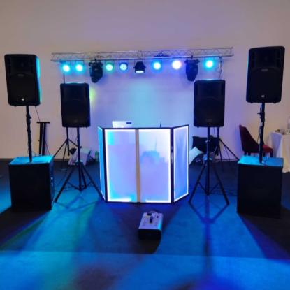 Schela de lumini cu nuante de verde si albastru