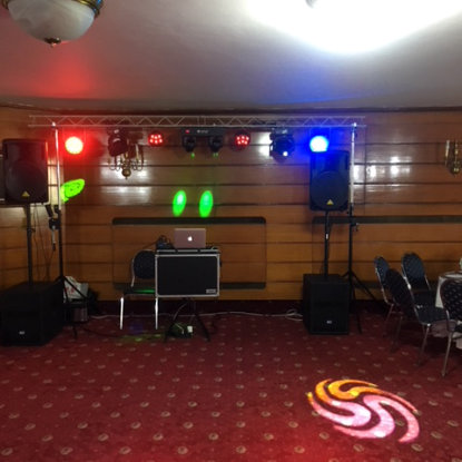 Schela de lumini cu nunate de verde, alb, mov, roz