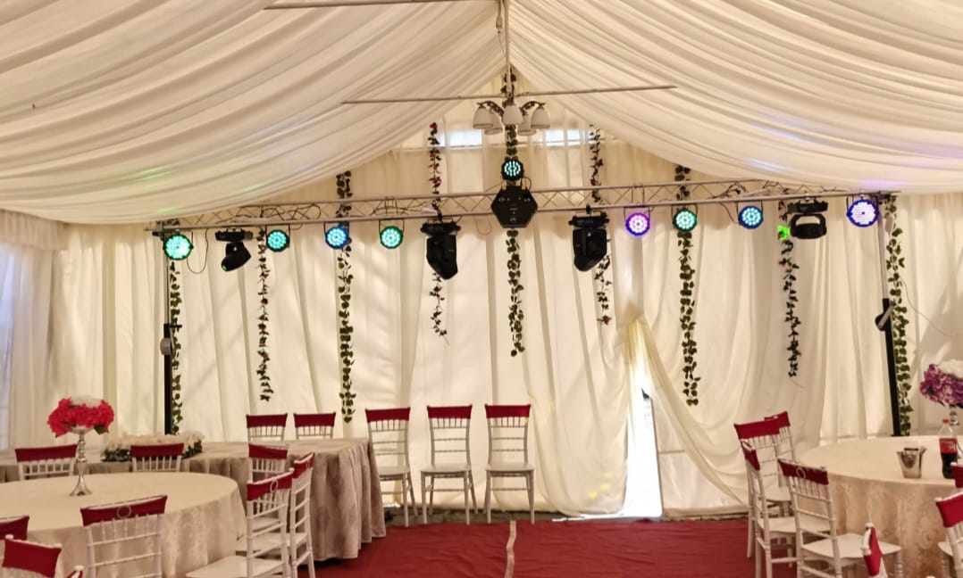 Schela de lumini interactive galben, albastru  si doua moving head rosii