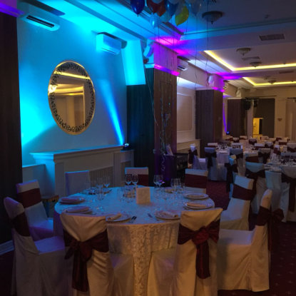 Lumini arhitecturle cu nuante de albastru si mov