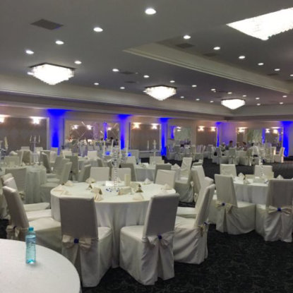 Sala decorata in alb cu lumini arhitecturale albastre