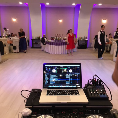 Sala decorata cu lumini arhitecturale in nunate de albastru