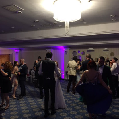 Miri dansand intr-un decor cu lumini arhitecturale roz, mov