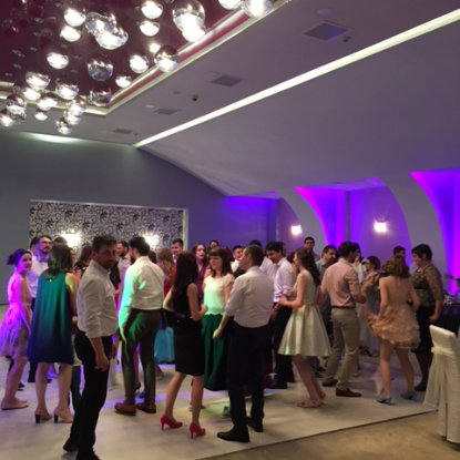 Efecte cu lumini arhitecturale la o petrecere corporate