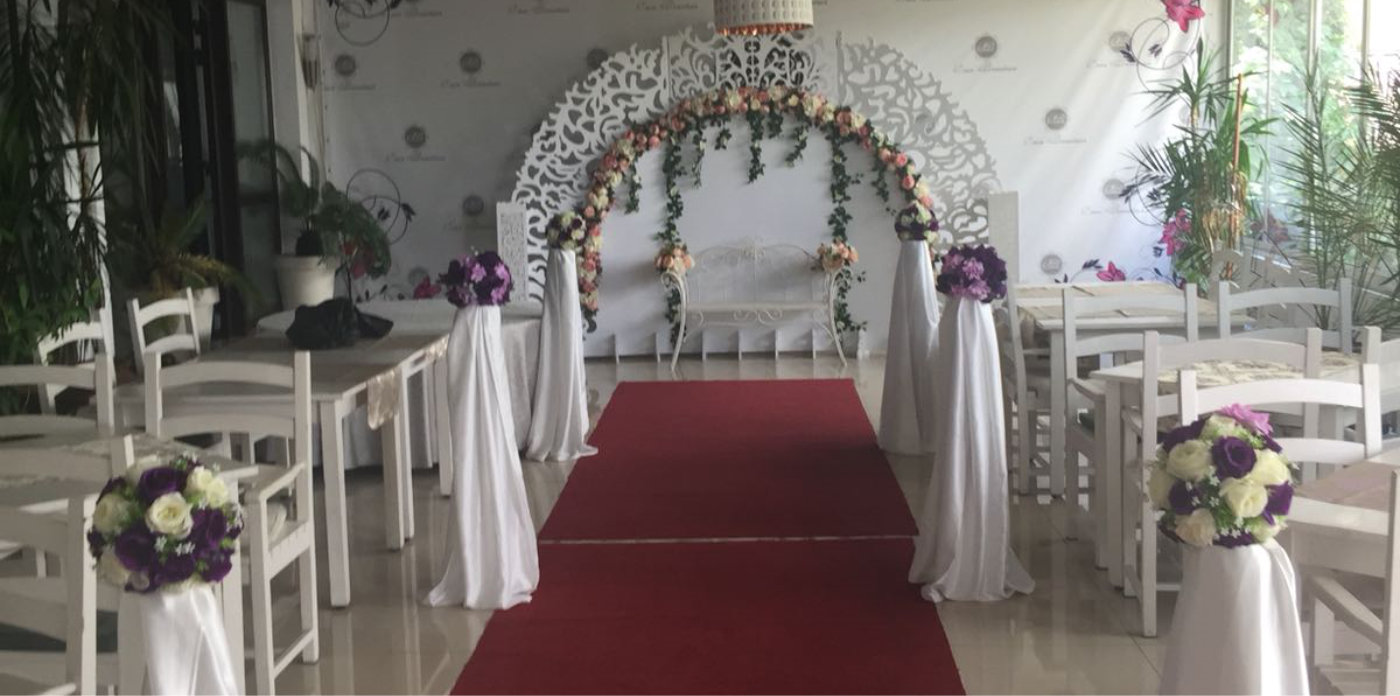 Panou floral intr-o sala de nunta