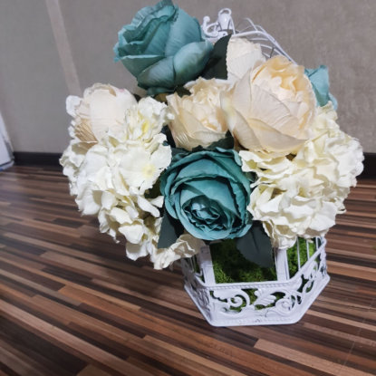 Colivie florala cu flori albastre si albe