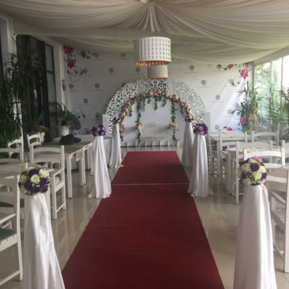 Panou florale intr-o sala de petrecere