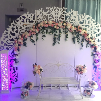 Panou floral incadrat de stalpi luminati in nunate de alb si mov