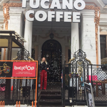 Efect cu baloane la intrarea in Tucano Coffee