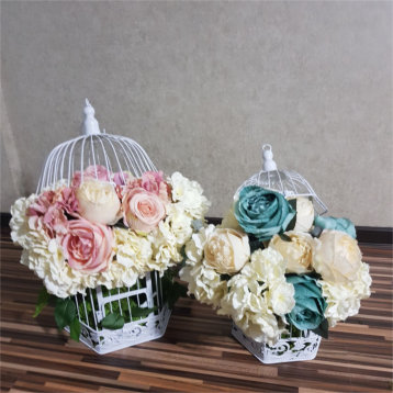 2 colivii florale cu flori alb, roz si albastru