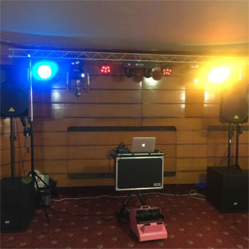 Schela de lumini de culoare albastru si galben