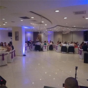 Sala de petrecere alba cu lumini arhitecturale albastru deschis