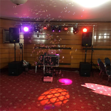 Masina de baloane incadrata de o schela de lumini de culoare mov si rosu