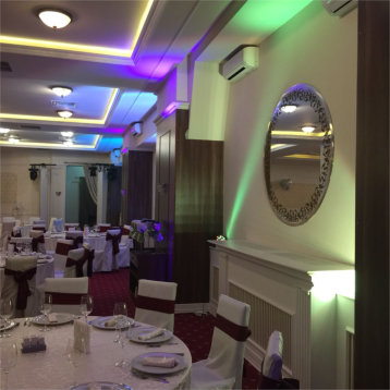 Sala de petrecere decorata cu lumini arhitecturale verde deschis, roz, mov si albastru deschis