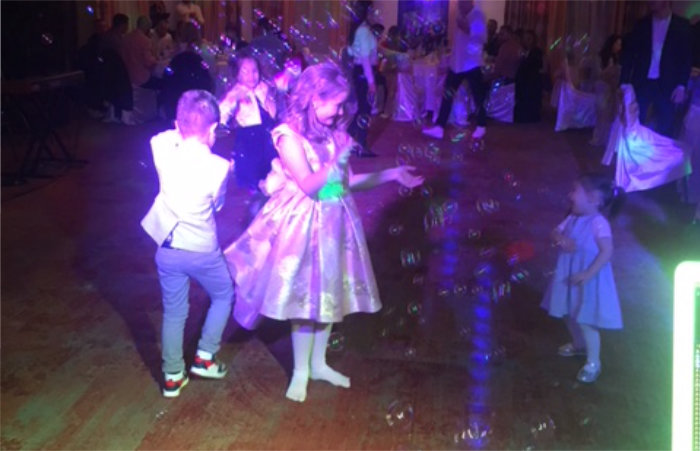 Copii jucandu-se cu baloane