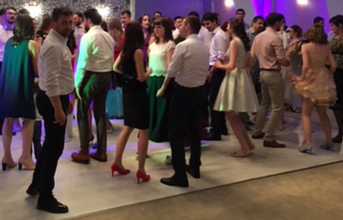 Participanti la petrecere corporate dansand