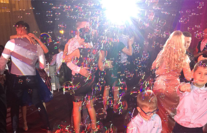 Miri dansand cu fum greu (gheata carbonica) la picioare