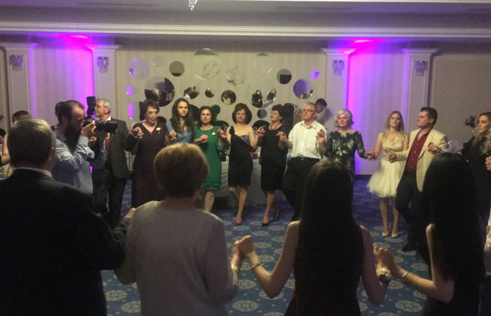 Invitati la petrecere dansand in hora